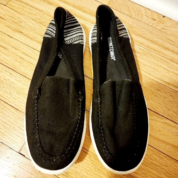 Minnetonka Black White Discover Woven Slipper Slip On Shoe Women's Size 10 M EUC - Picture 1 of 14